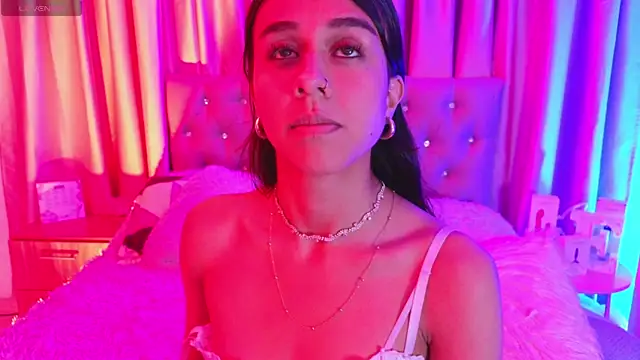 emiily_scott1 - Emiily_Scott1's free webcam - UK Sex Cams