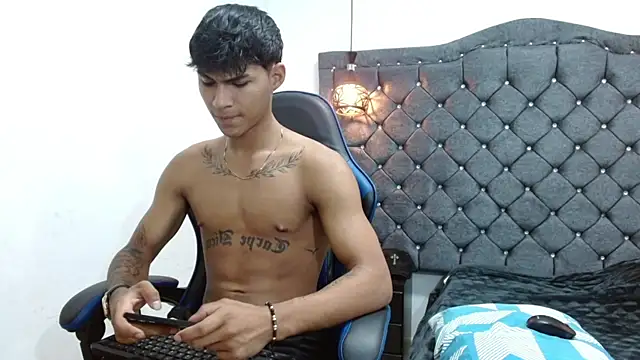 luka_big18 Live Webcam on Stripchat