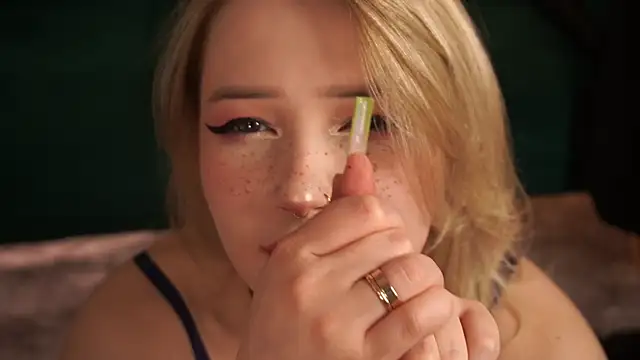 LauraWifeness webcam