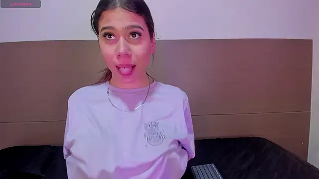 Rachell_criss webcam