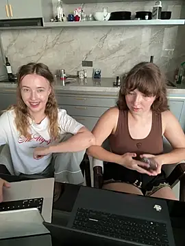 Nura_n_Sarah webcam