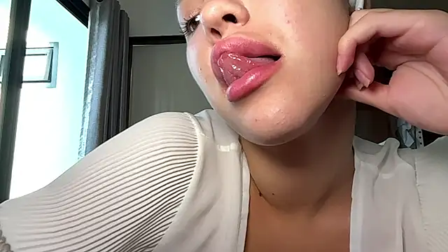 kamila_18_french webcam