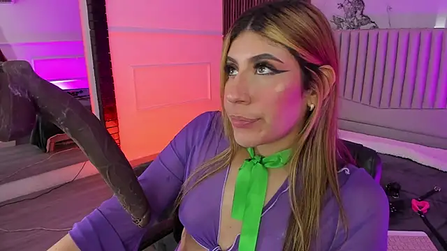 ariablakee (Ask my age) - Hold  10s & eye contact