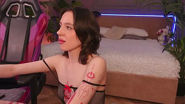 Devilinee's Stripchat show and profile