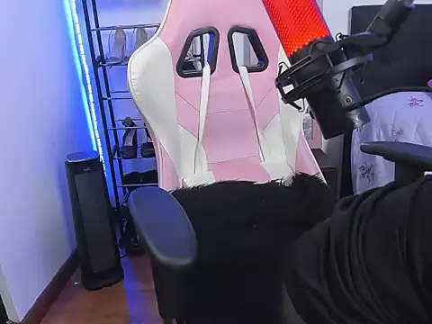 handipandapok (F young) - low dance + eye contact