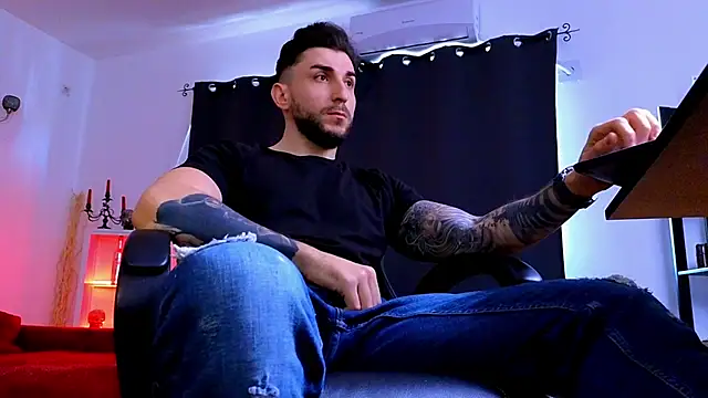 MightyAaron66 live sex cam