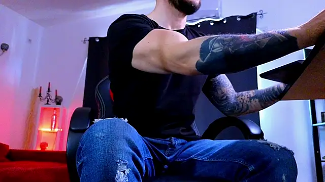 MightyAaron66 live sex cam