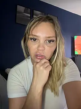 Webcam Model (Sky25x)  is live.Free join now!