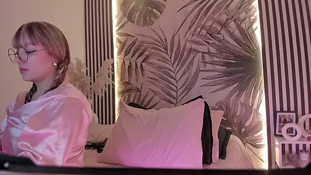 Samaantha-White webcam