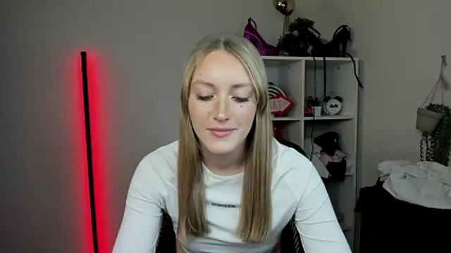 EvelynBlond webcam