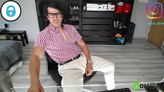 latinoo23bom webcam