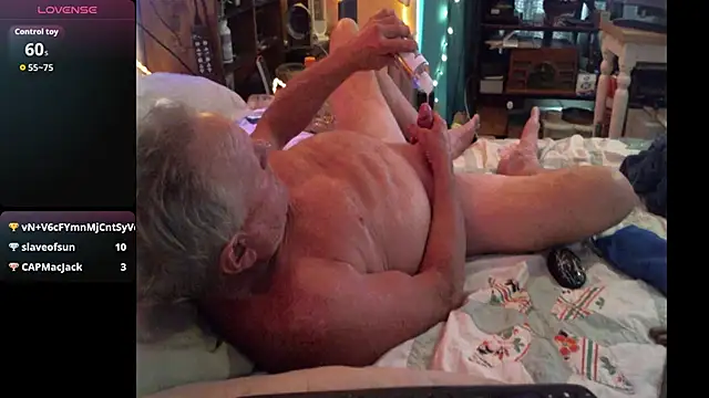 Pussyeat2please webcam