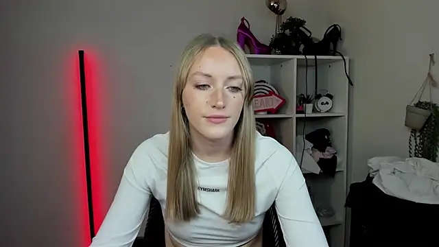 EvelynBlond webcam
