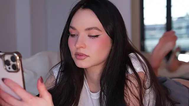 ibiddi - brunette petite live cam model from 