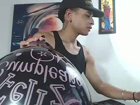 crissex3 (M young) - 📍oil on my body  🍑