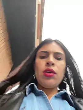 Astrid-- live sex cam