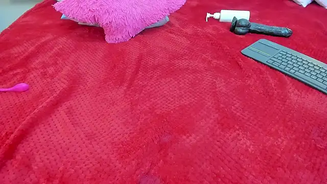 mask_red_girl webcam