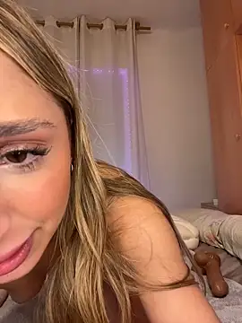 mikateen Stripchat cam model