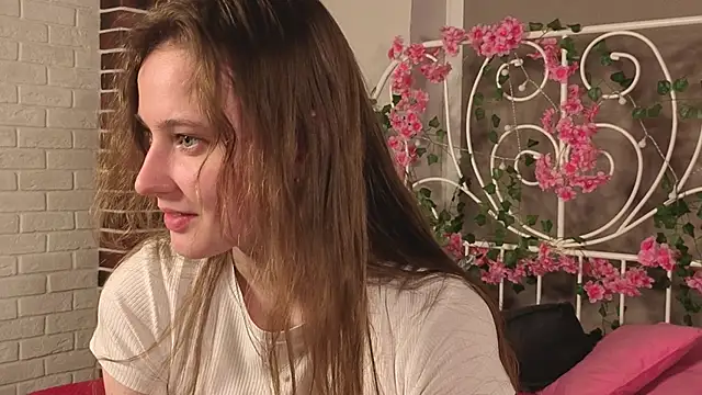 RubieHeiser - brunette slim live cam model from 