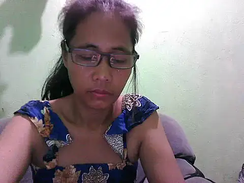 HotLadyPinay32 webcam