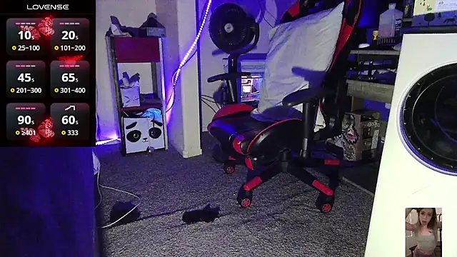 Blondiewithanass webcam