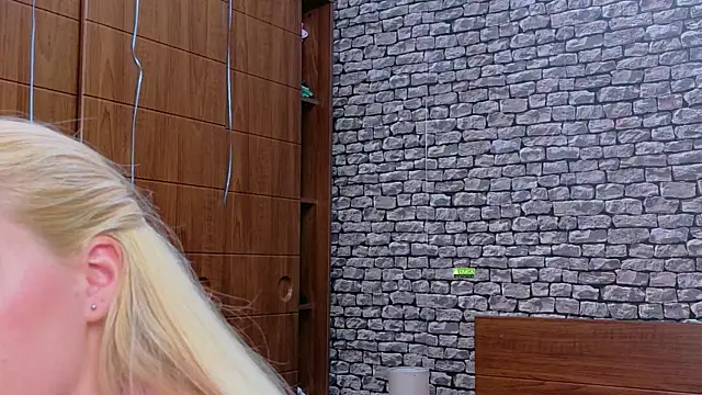 CuteBlondeMe webcam
