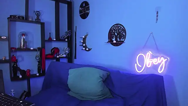 Queen_of_Hearts1 webcam