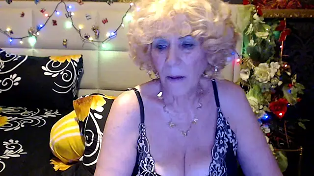 HappyWomanOn webcam