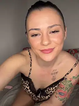 alwayshornyvivi webcam