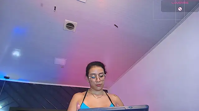 zoe_martins_ - Zoe_martins_'s free webcam - UK Sex Cams