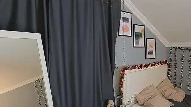 lili_torin - Lili_Torin's free webcam - UK Sex Cams