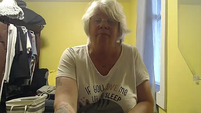 canadiancougar1965 live sex cam