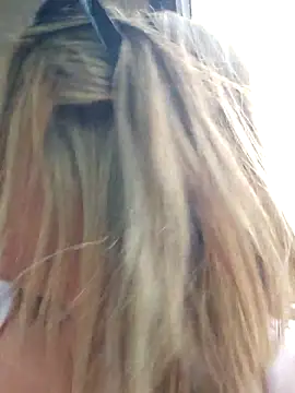 Webcam Model (MiraKisss) is live