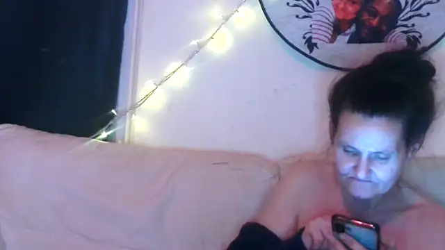 CuzzyB69 Live Webcam on Stripchat