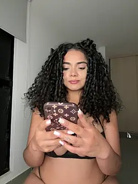 Curlyierr - brunette fat live cam model from 