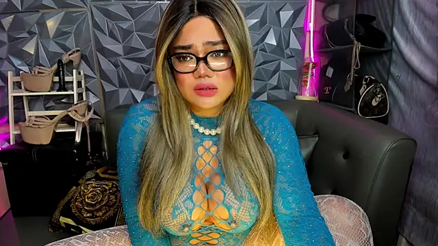 AlwaysHornyMia webcam