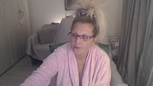 Divineblond webcam