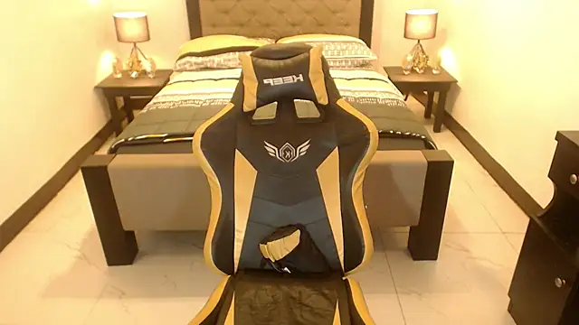 RealHugeCockTs webcam