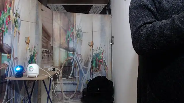 curly_greeneyed webcam