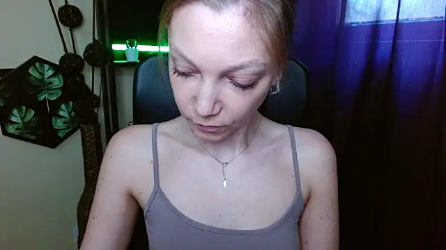 EmillyPlay live sex cam