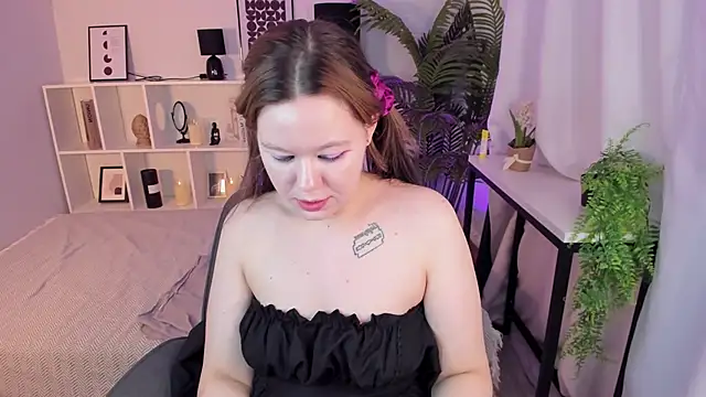 vanessa_ama (F young) - nipple close-up