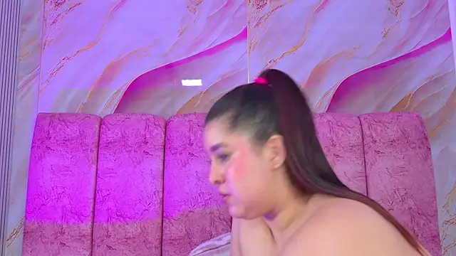 emmacurvy - Emmacurvy's free webcam - UK Sex Cams