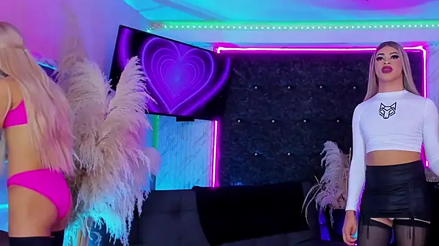 Queens_Wonders_Blonders webcam