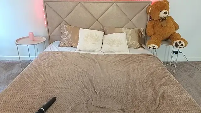 NikkiGoldSide webcam