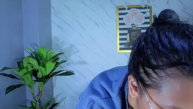 Kristen_black_T webcam