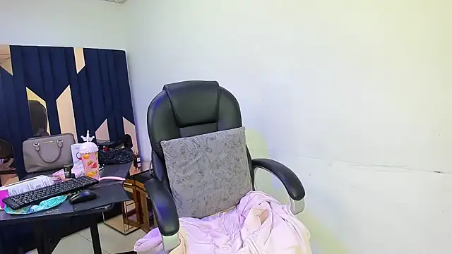 Aisha_hotts777 webcam