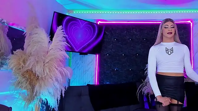 Queens_Wonders_Blonders webcam