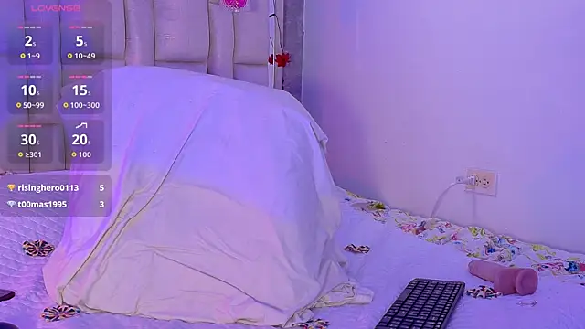 Bella-Sanders webcam