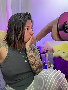 Webcam Model (_antonella_dreamss)  is live.Free join now!