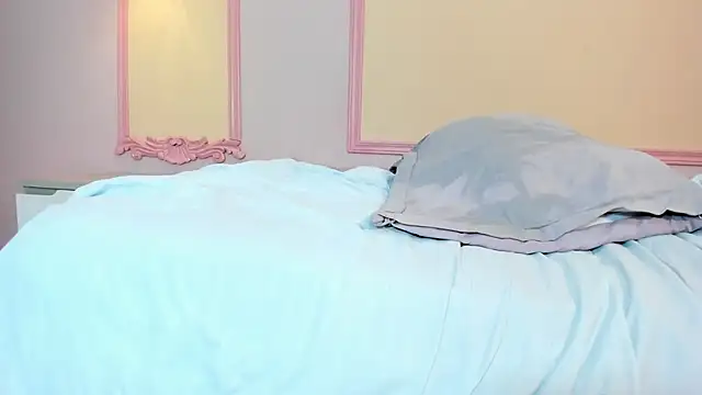 _zharaa (F teen) - finger in my pussy